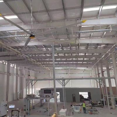 İyi bir fiyat. Depo soğutması için büyük endüstriyel tavan çevrimiçi